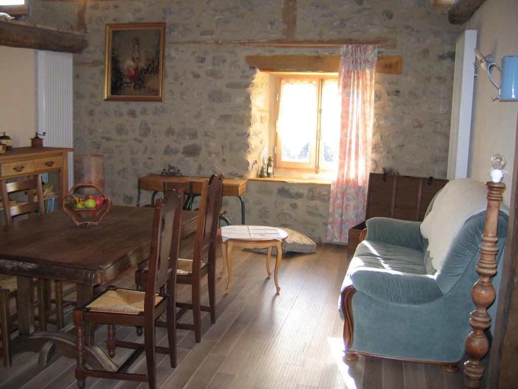 La Ferme Des Genets Bed and Breakfast Medeyrolles Exterior foto