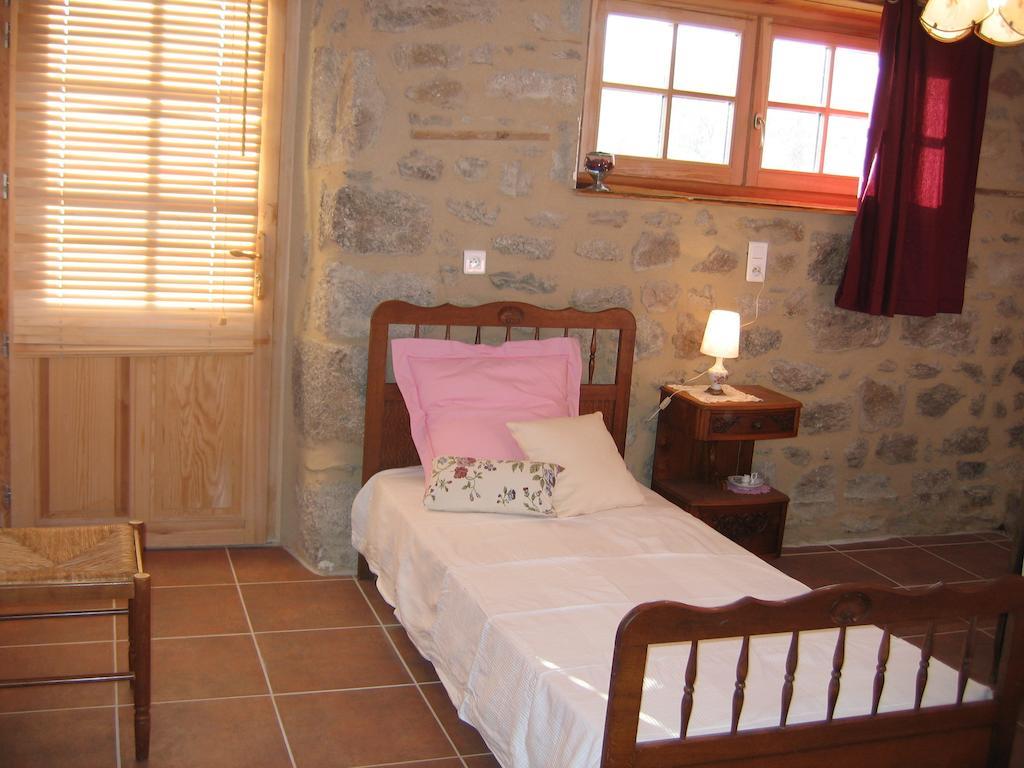 La Ferme Des Genets Bed and Breakfast Medeyrolles Habitación foto